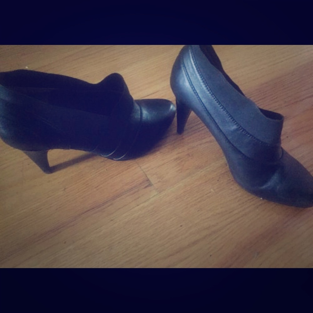 Adrienne Vittadini Leather booties 7.5